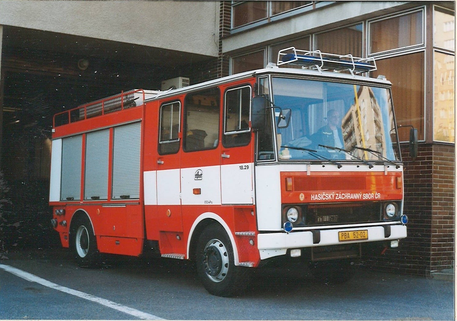 007-CAS K 25 Liaz před garážemi HZS Příbram ve Školní ulici (1998).jpg