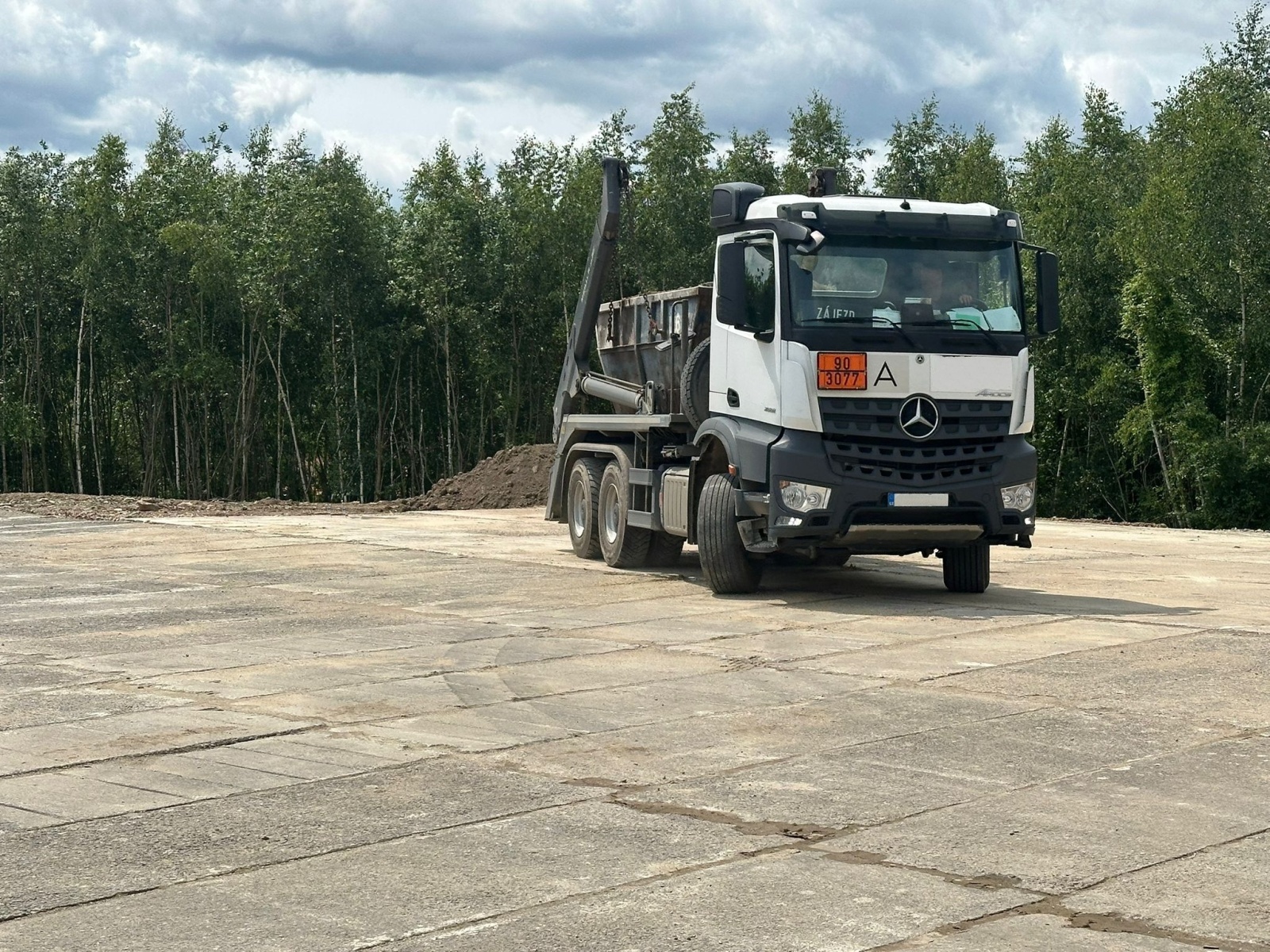 007-Likvidace požáru chemického odpadu v recyklační firmě na Říčansku.jpeg