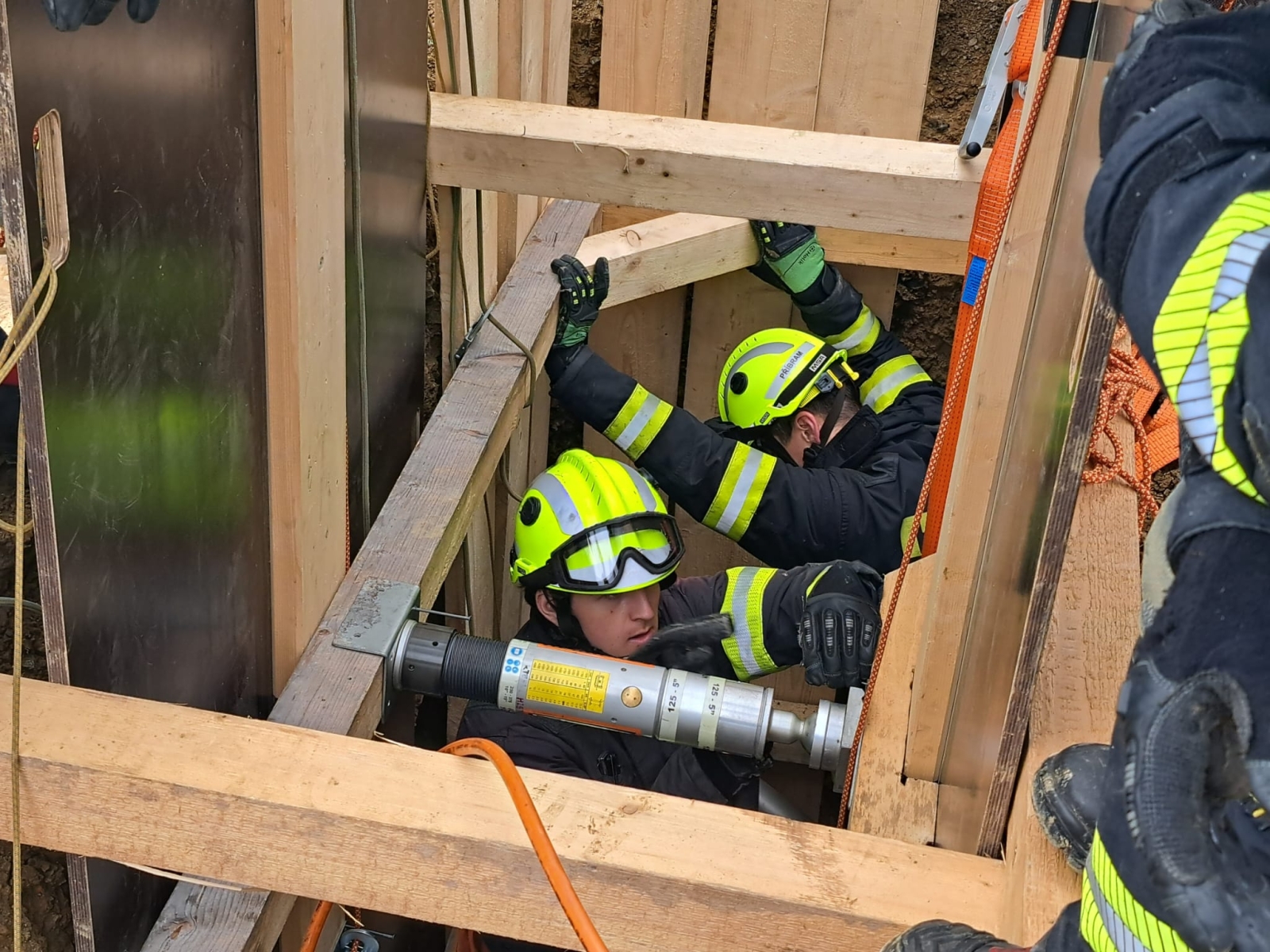 007-Nácvik pažení výkopů na územním odboru Příbram.jpeg