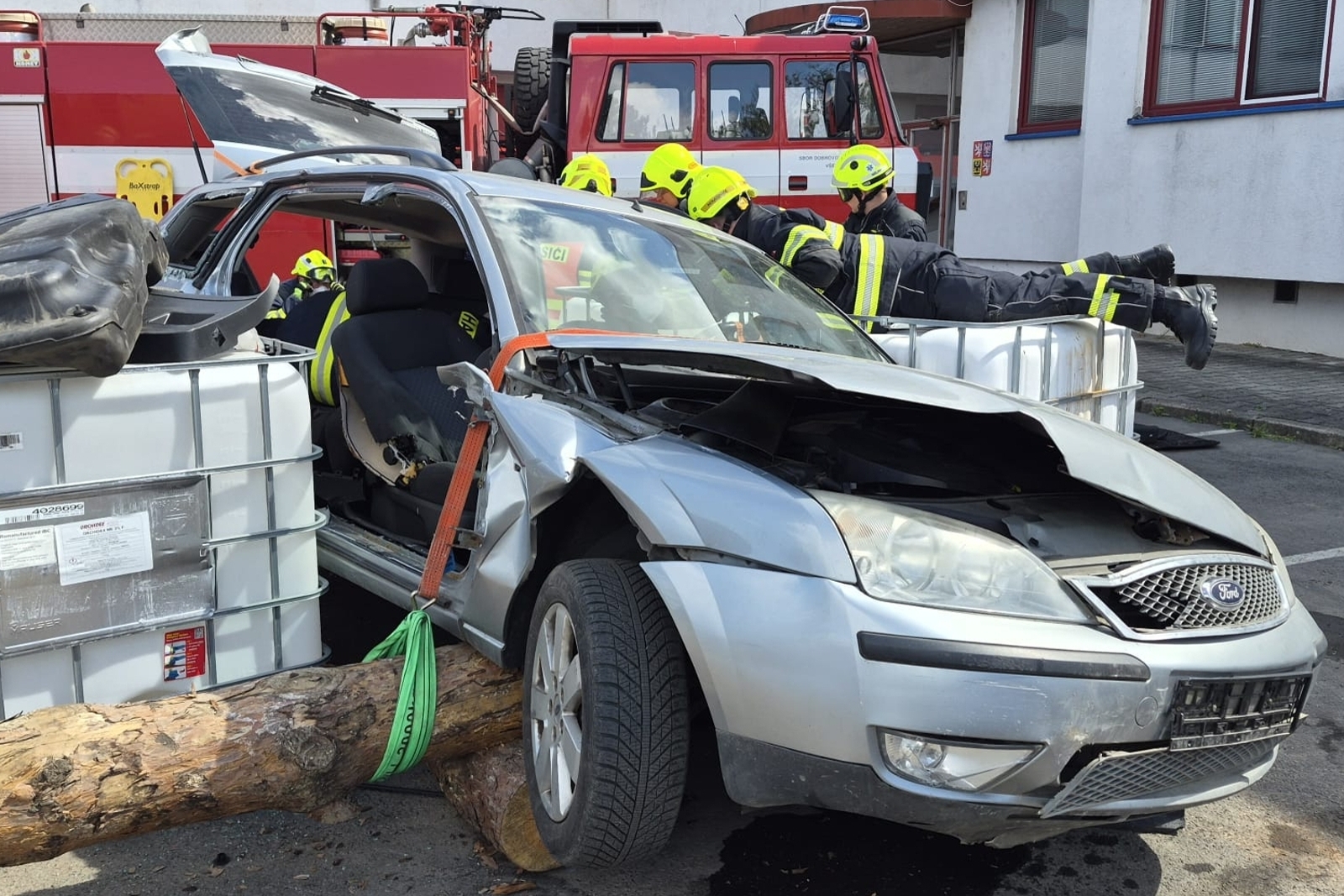 007-Odborná příprava jednotek SDH z Mělnicka zaměřená na dopravní nehody.jpg