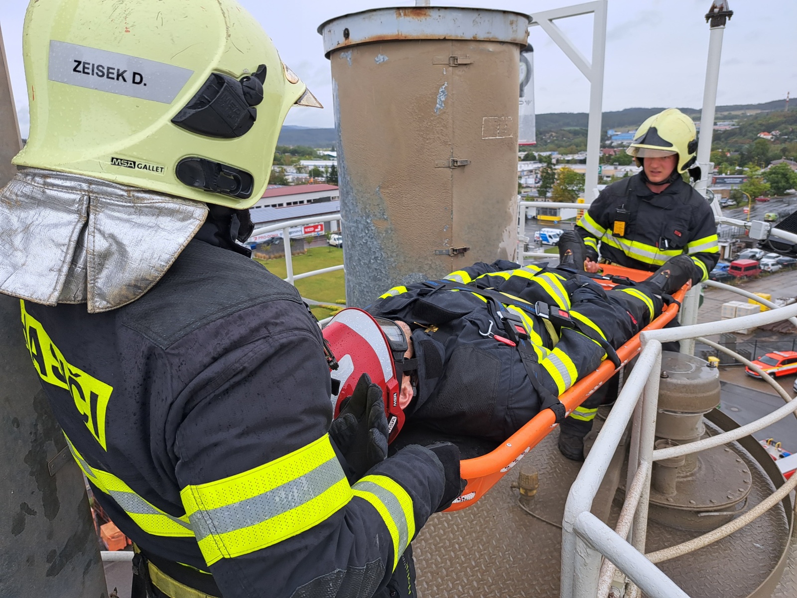 007-Prověřovací cvičení zaměřené na záchranu osoby z výšky v příbramské cementárně.jpg
