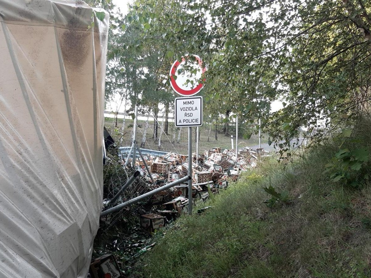 007-havárie kamionu s nákladem piva u Bernartic.jpg