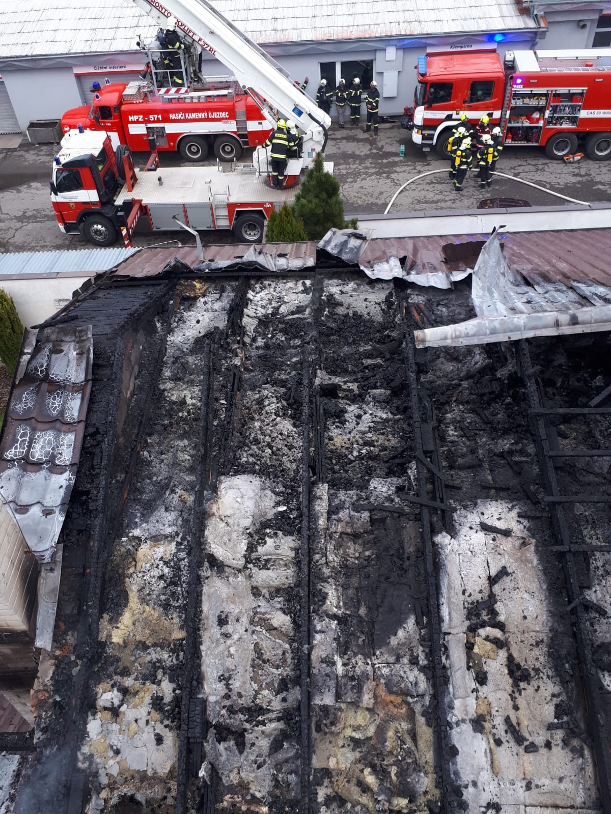 007 - poškozená střecha rodinného domu.jpg