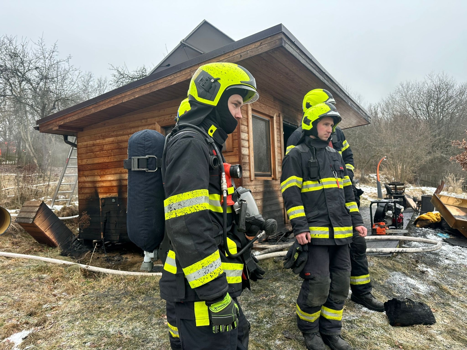 008-Požár dřevěné chaty v obci Kostelní Střimelice na Říčansku.jpeg