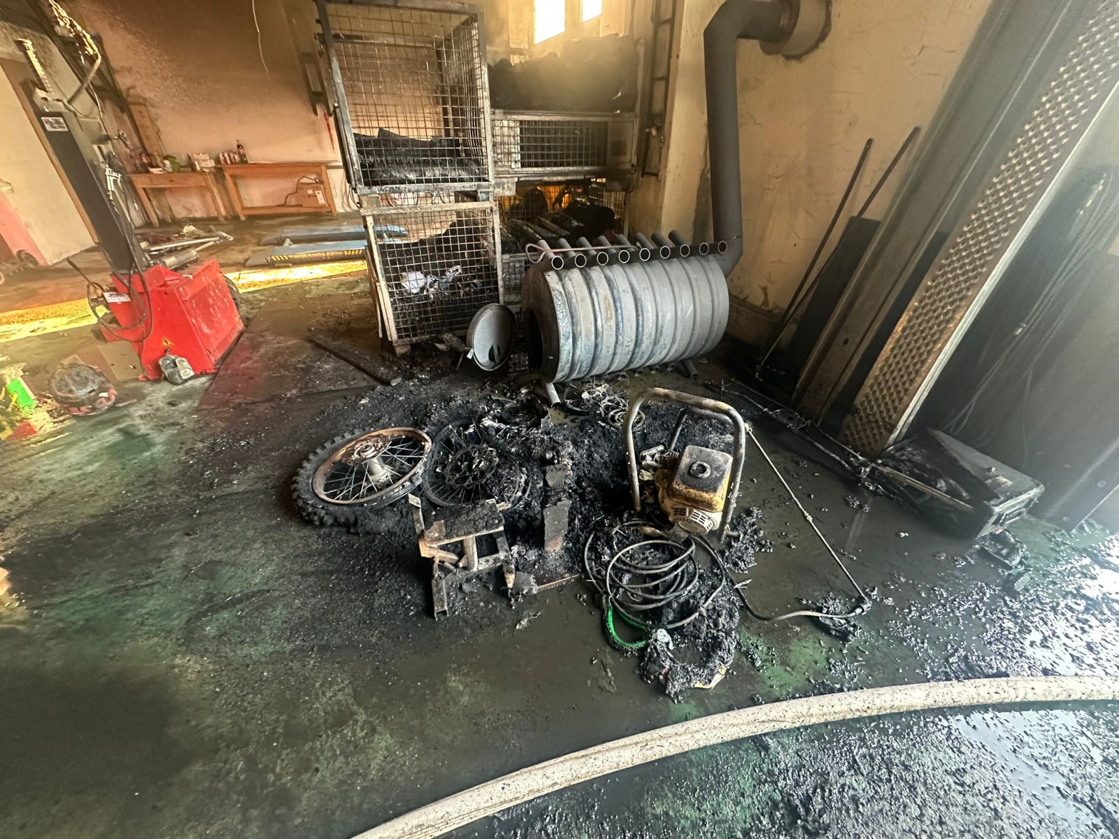 008-Požár haly v obci Úvaly v okrese Praha-východ.jpeg