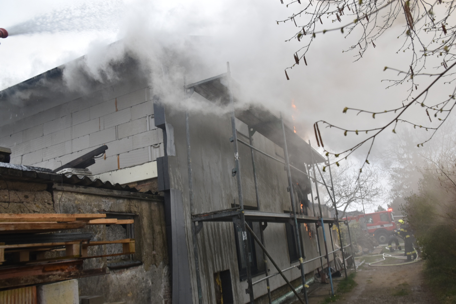 008-Požár rodinného domu v obci Pchery-Humny na Kladensku.JPG