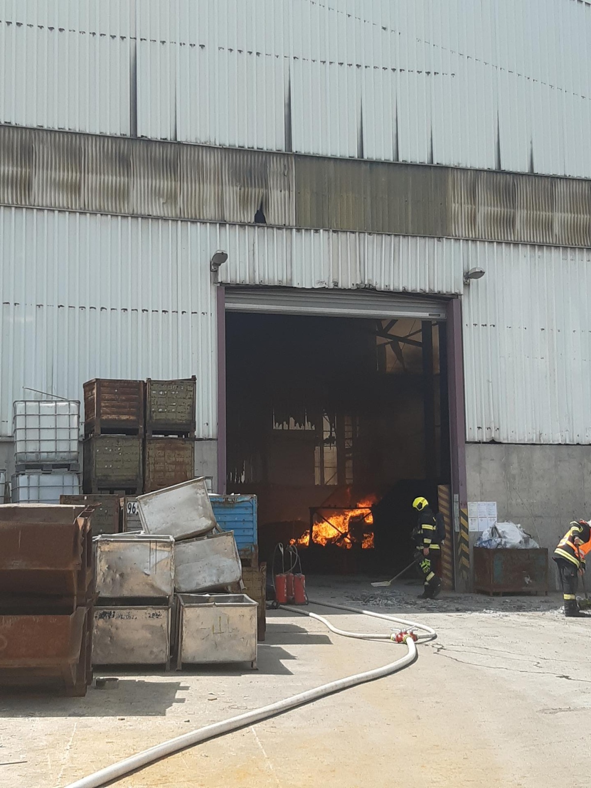 008-Požár ve firmě na zpracování kovového a nekovového odpadu na Dobříšsku.jpg