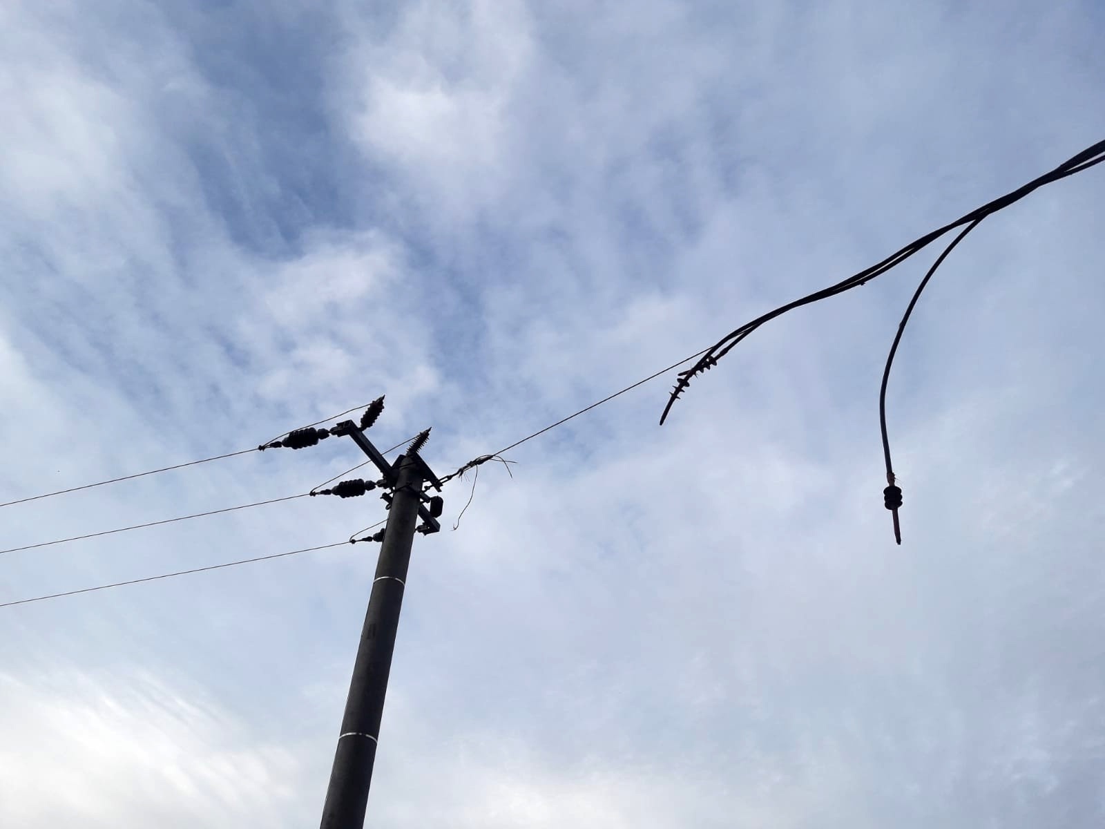 008-Přetržené dráty elektrického vedení.jpg
