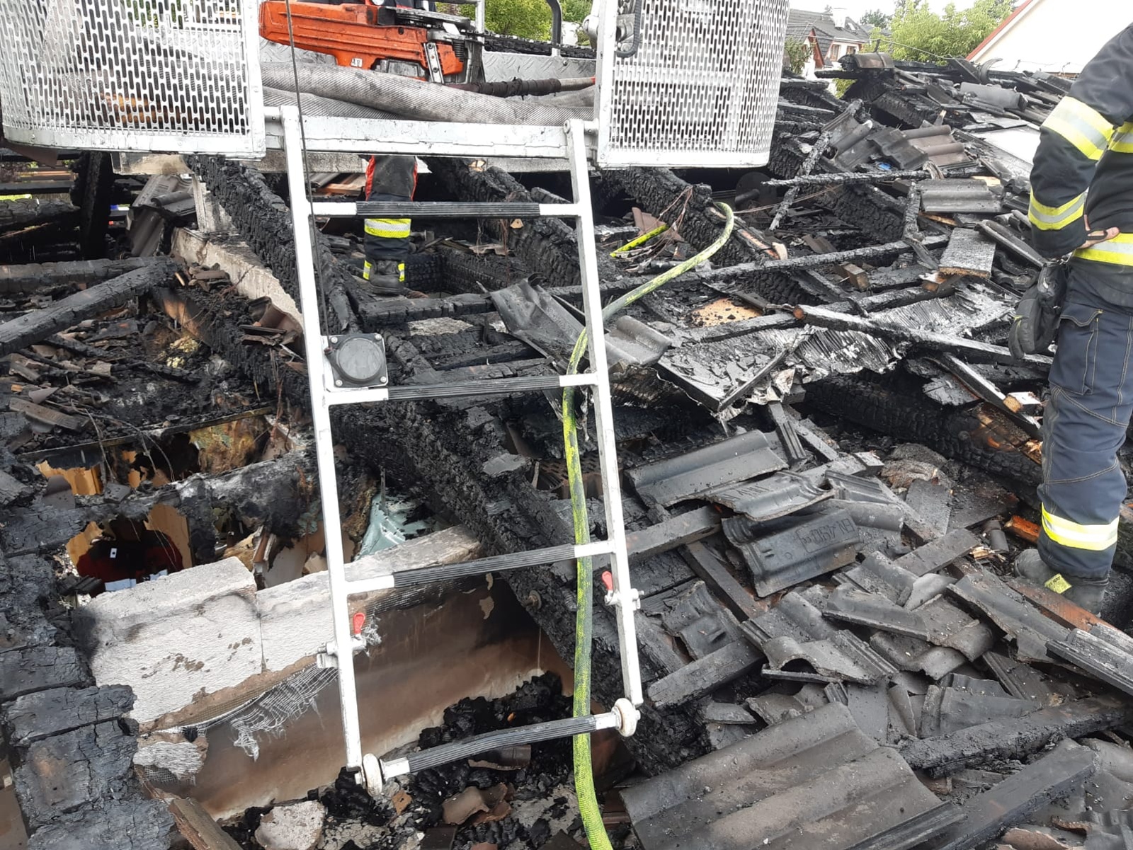 008-Rozebírání střešní krytiny.jpg