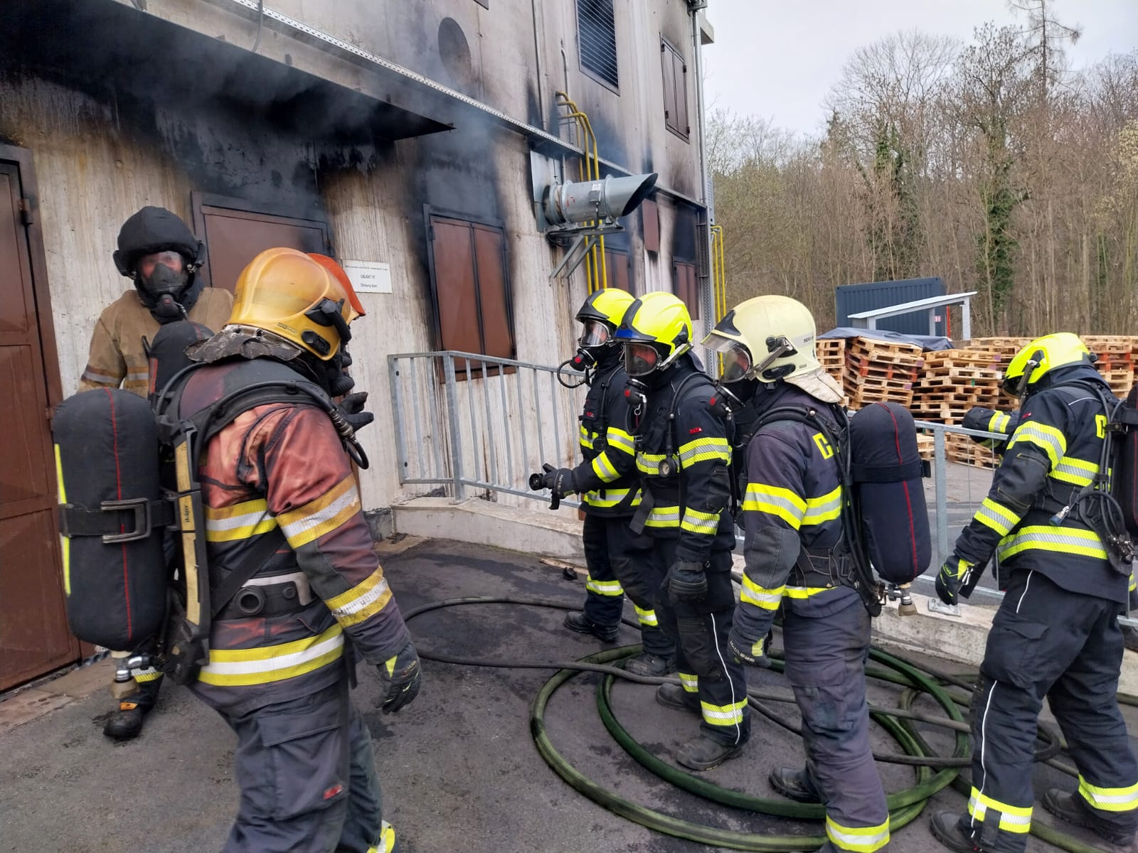 008-Výcvik berounských hasičů v ohňovém polygonu.jpg