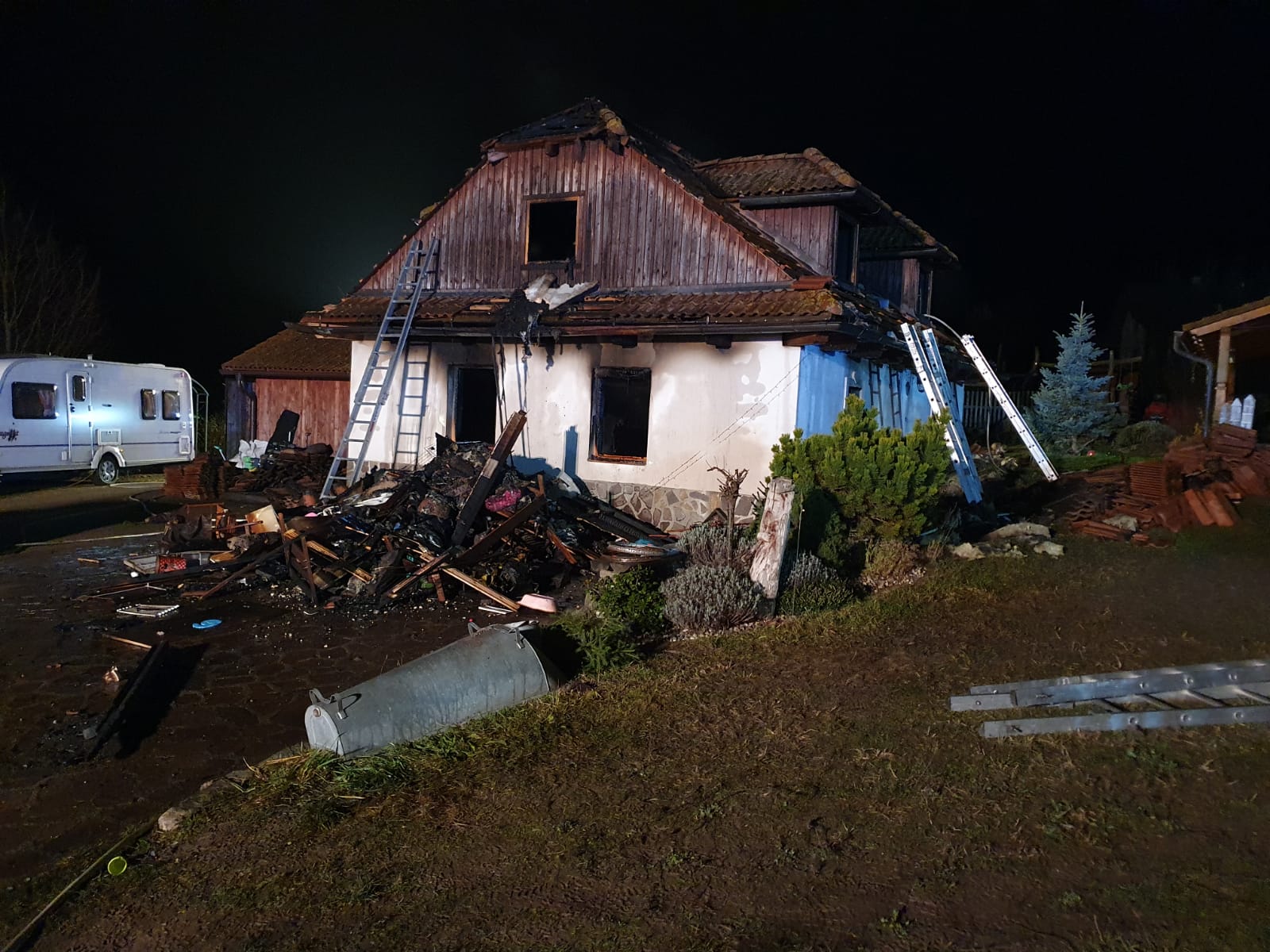 008-Vyhořelá usedlost na Příbramsku.jpg