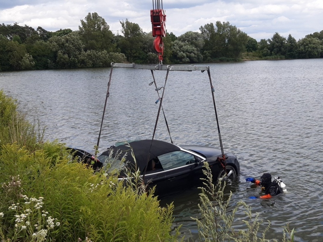 009-Auto v jezeře Stará Boleslav.jpg