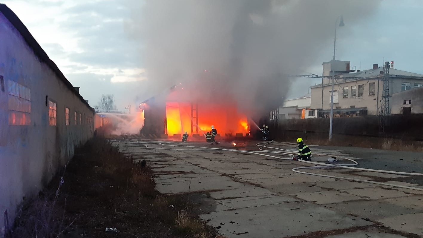 009-Hasiči zasahovali ze všech stran objektu.jpg