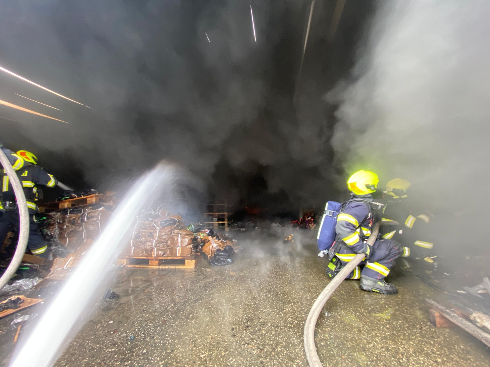 009-Požár hal Nehvizdy.jpg