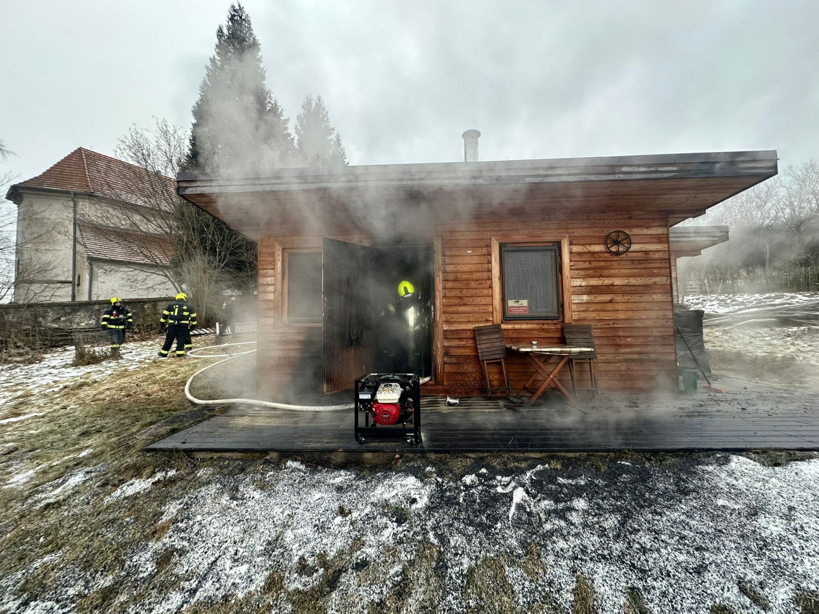 009-Požár dřevěné chaty v obci Kostelní Střimelice na Říčansku.jpeg