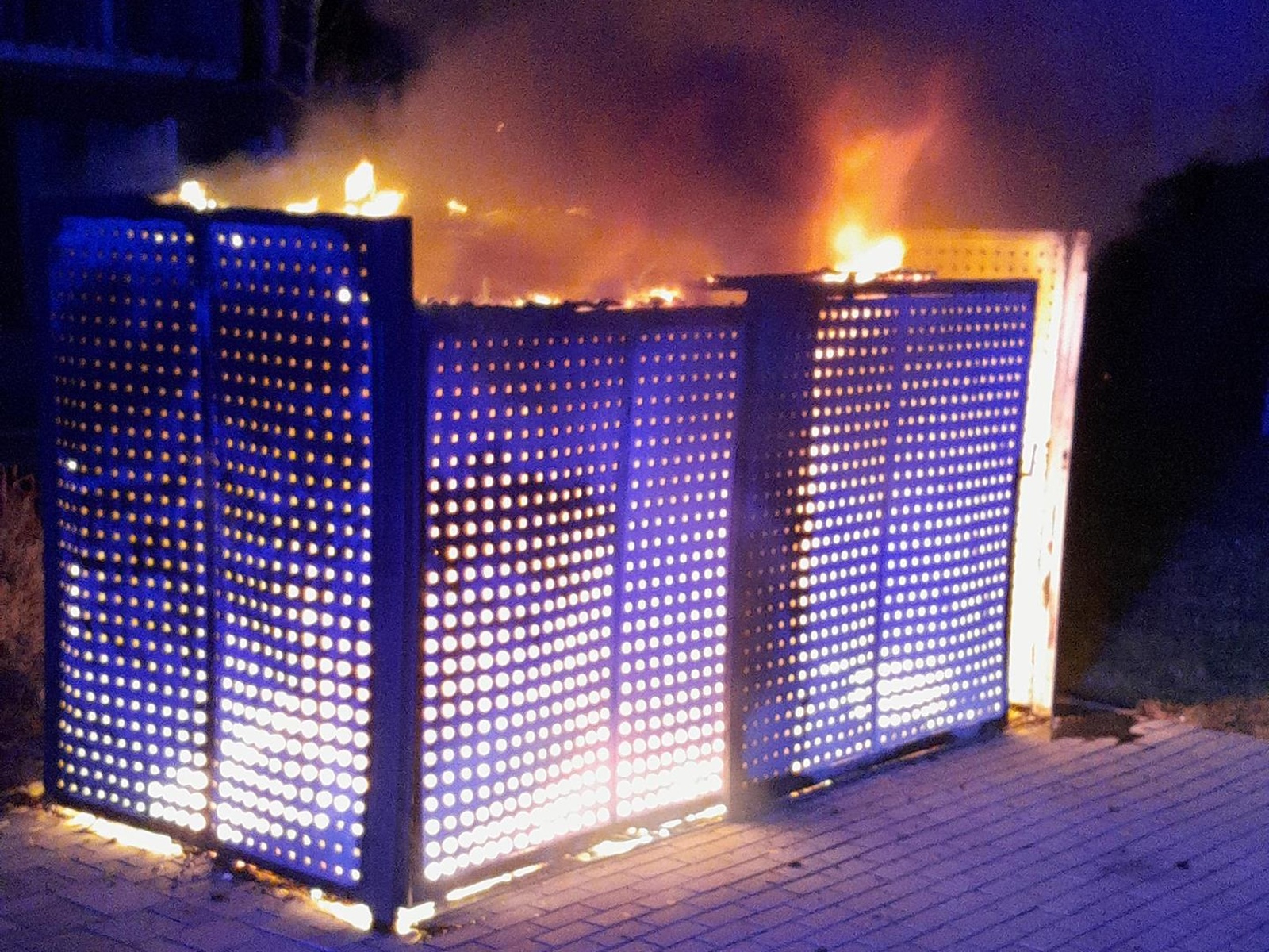 009-Požár popelnice Brandýs nad Labem.jpg