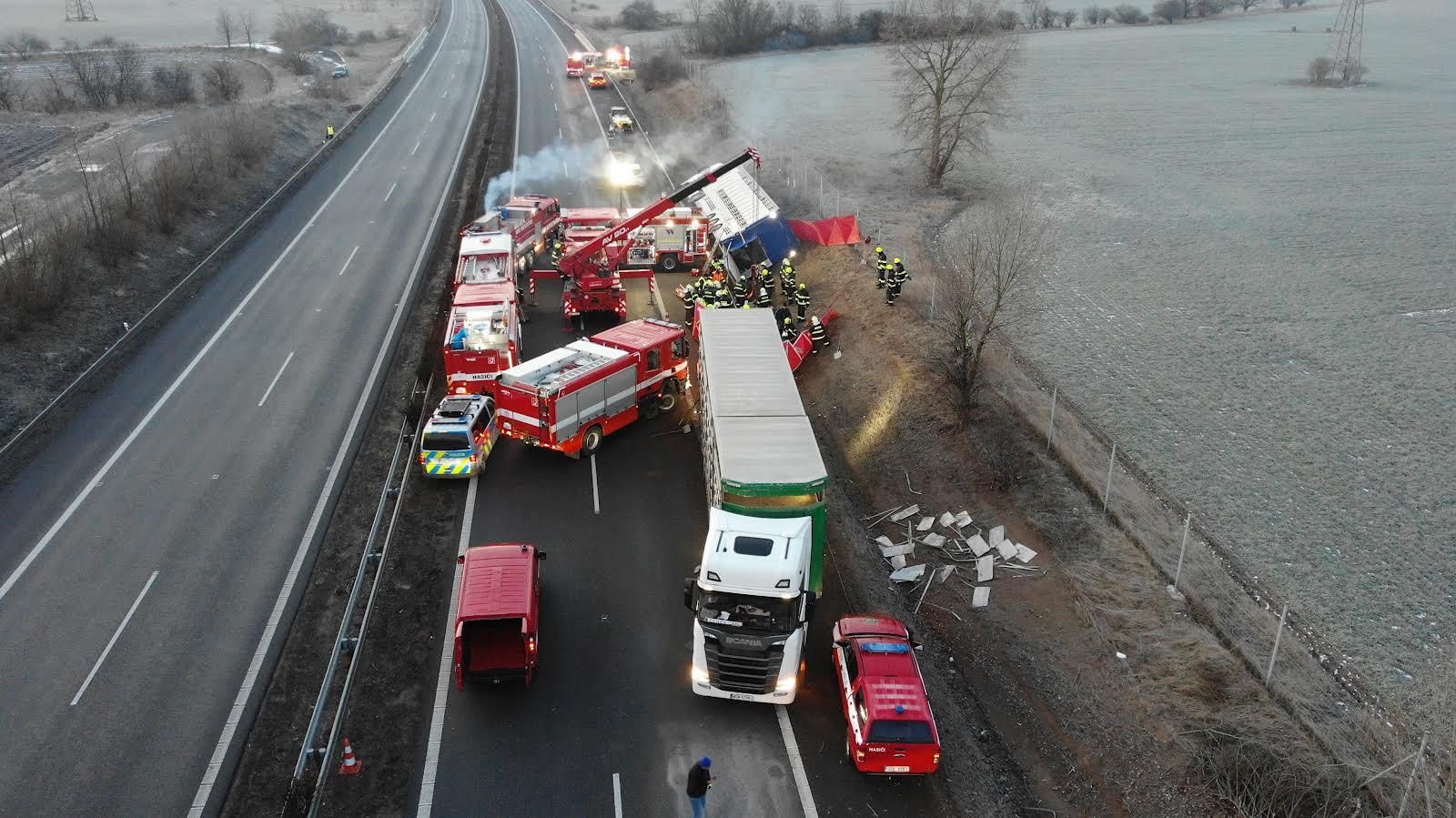 009-havarovaný nákladní automobil převážející dobytek.jpg