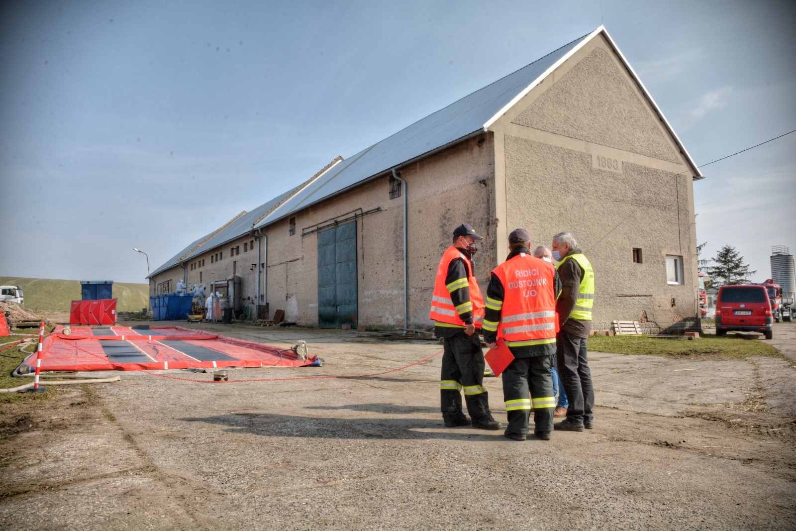 009-porada v průběhu zásahu.jpg