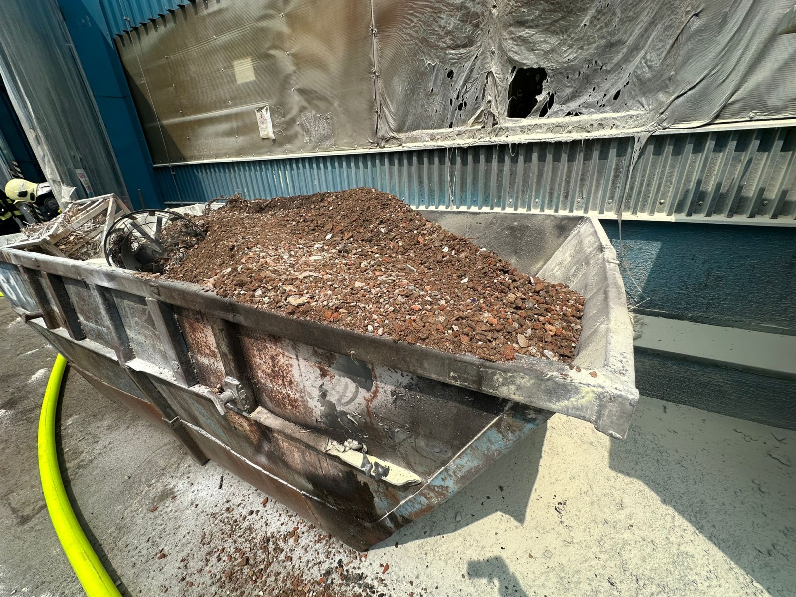 010-Likvidace požáru chemického odpadu v recyklační firmě na Říčansku.jpeg