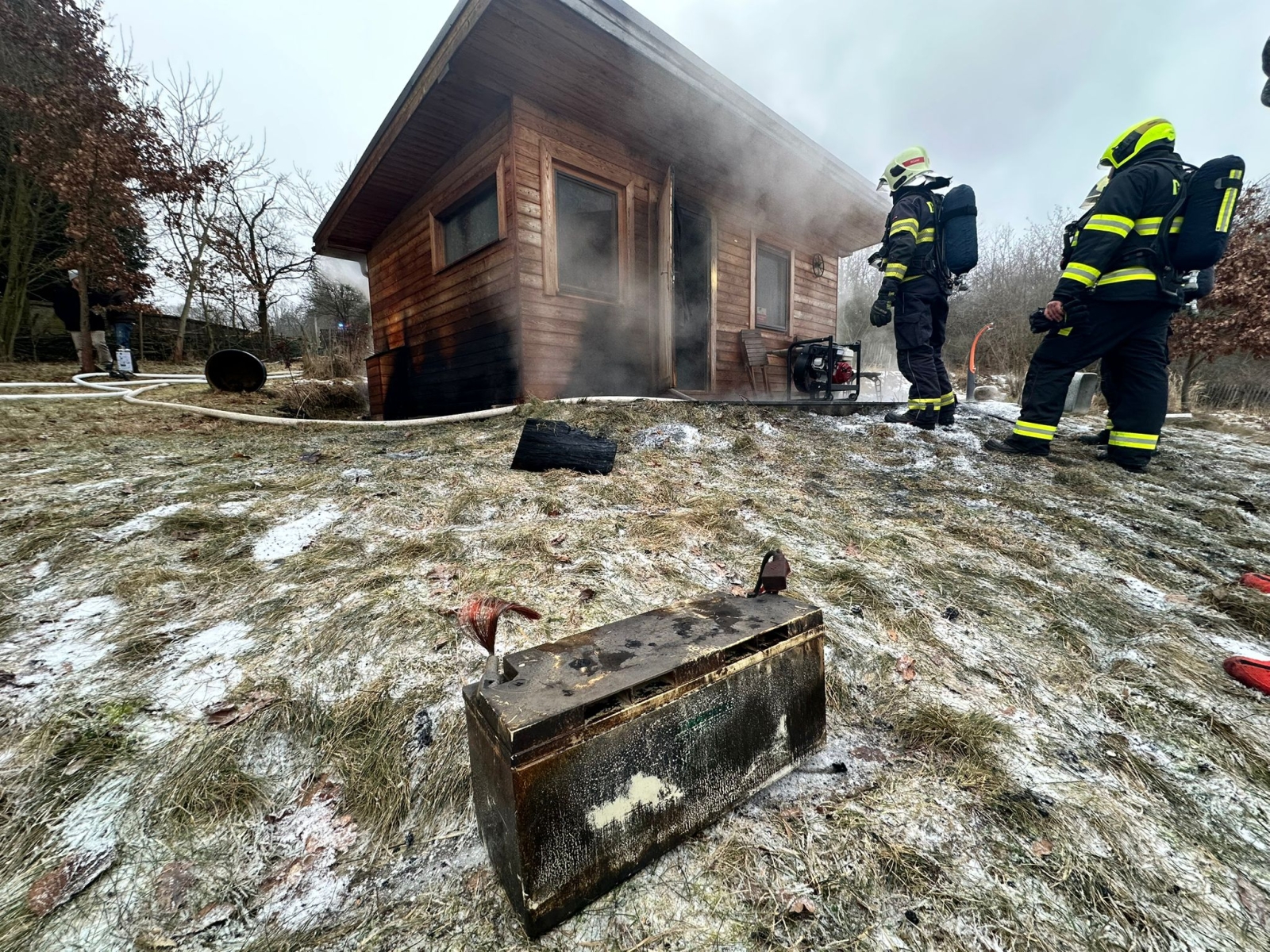 010-Požár dřevěné chaty v obci Kostelní Střimelice na Říčansku.jpeg