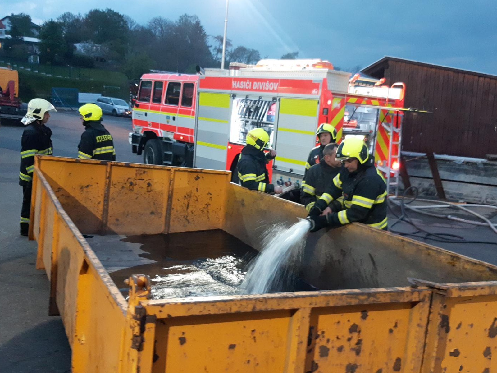 010-Požár kamionu na brněnské dálnici D1 u křižovatky Šternov na Benešovsku.jpg