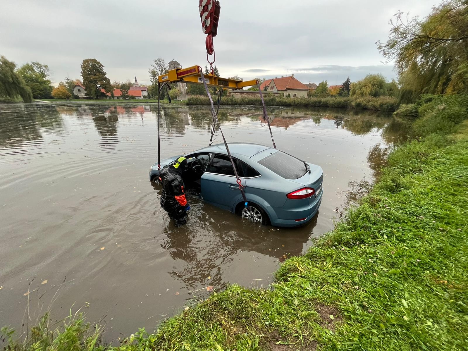 010-Výlov osobního automobilu z rybníka v obci Štolmíř.jpeg