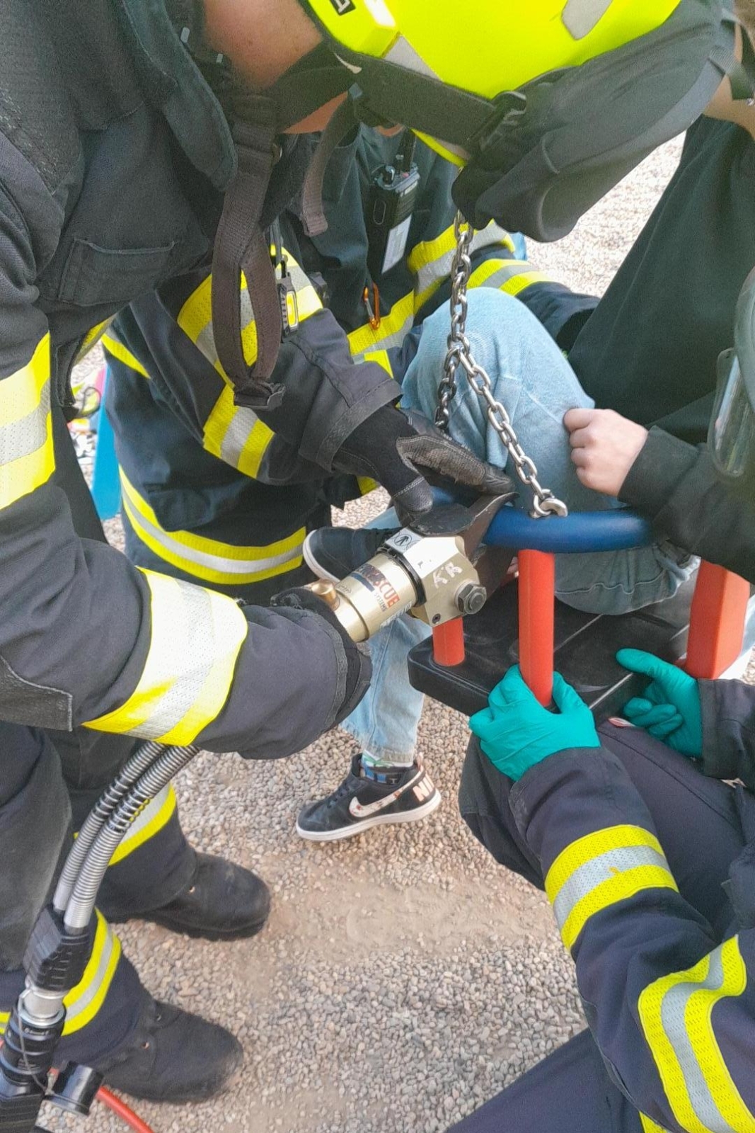 010-Záchrana z houpačky.jpg