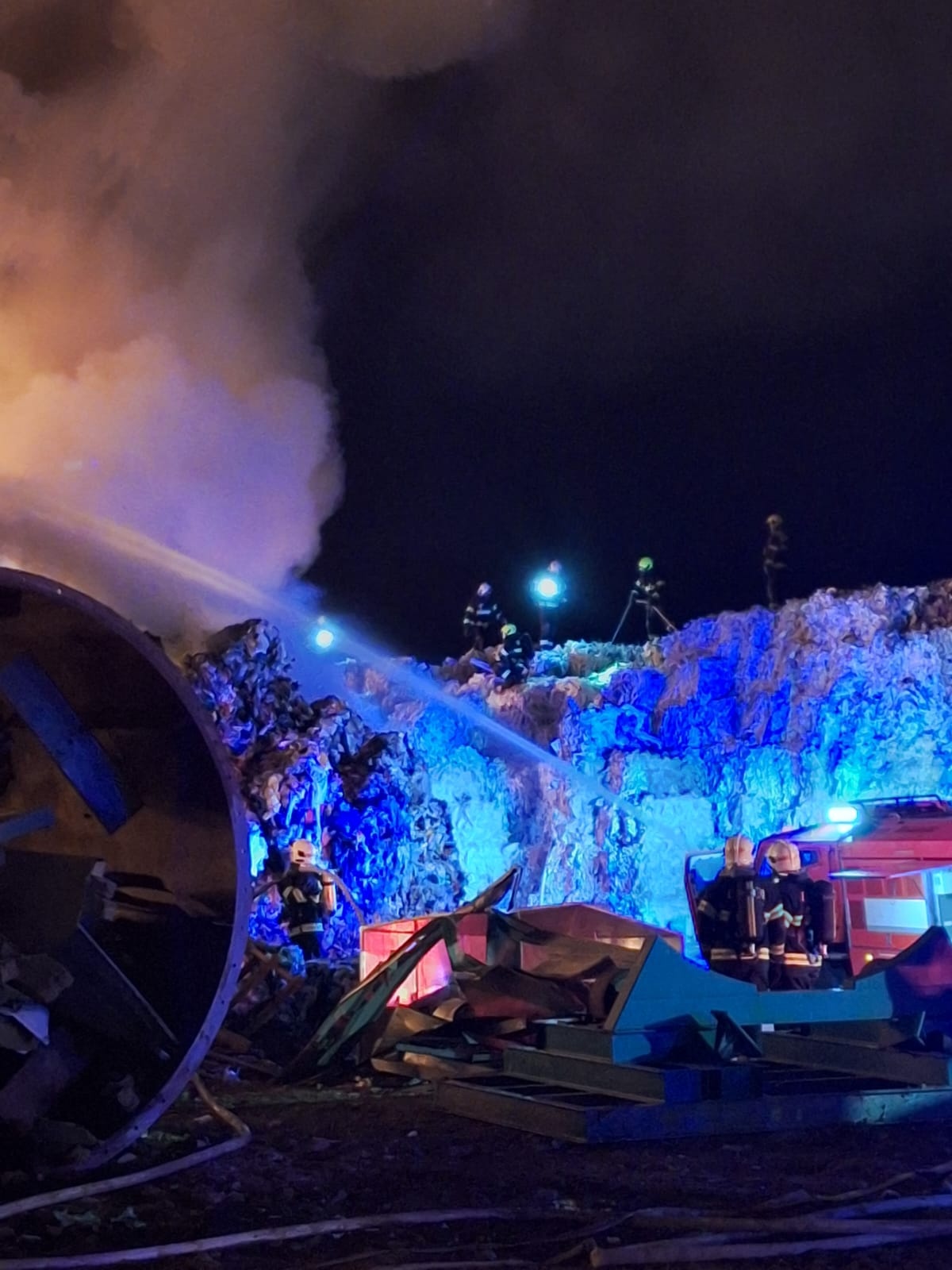 010-požár skládky Rynholec.jpg