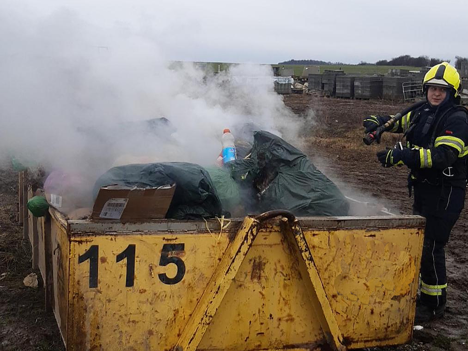 010326-Požár velkoobjemového kontejneru v Horoušanech v okrese Praha-východ.jpg