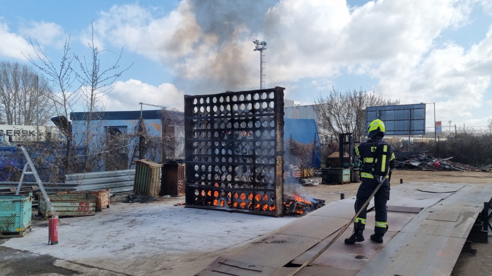 010425-Požár odpadu ve sběrném dvoře u mělnického vlakového nádraží.jpg