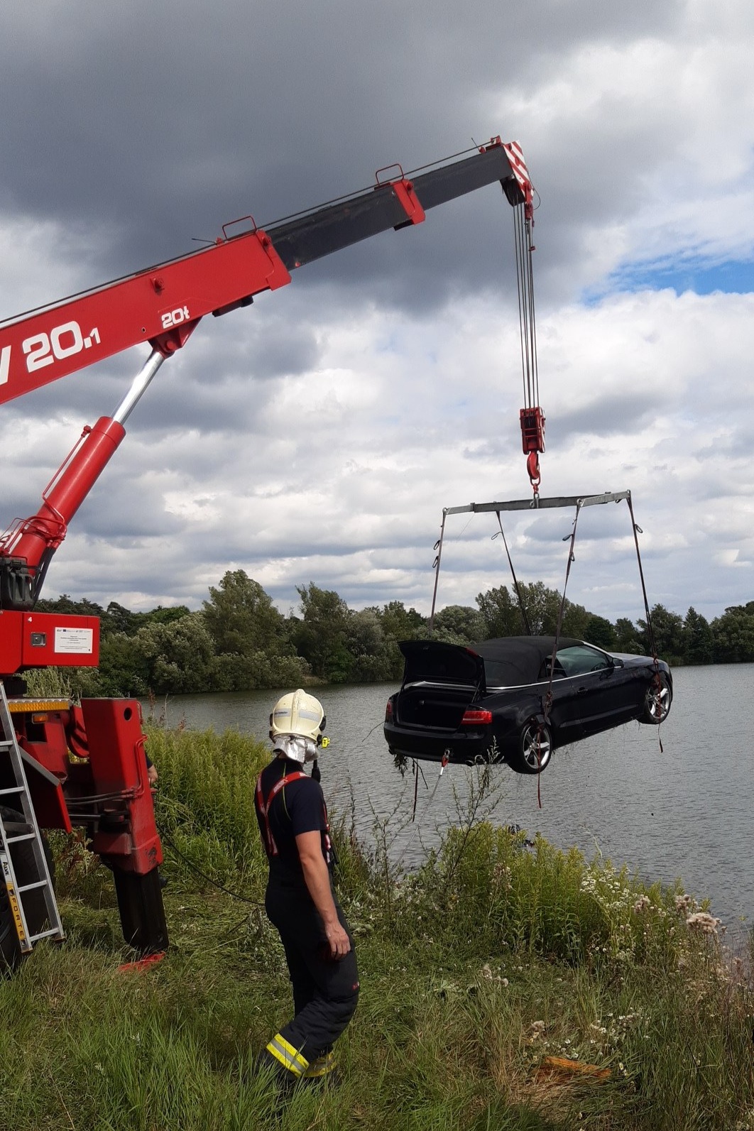 011-Auto v jezeře Stará Boleslav.jpg