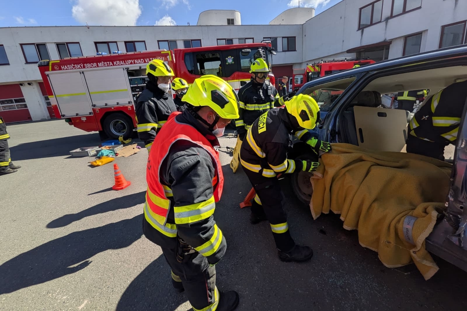 011-Odborná příprava jednotek SDH z Mělnicka zaměřená na dopravní nehody.jpg