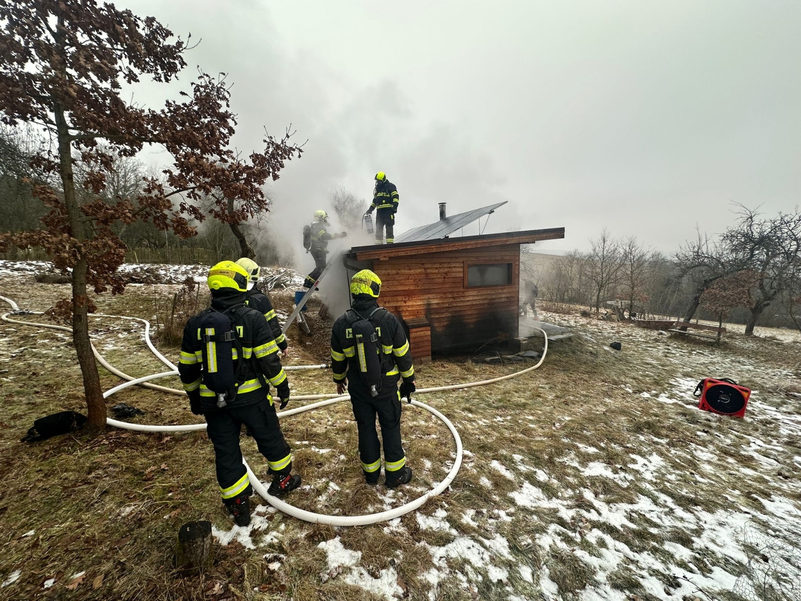 011-Požár dřevěné chaty v obci Kostelní Střimelice na Říčansku.jpeg