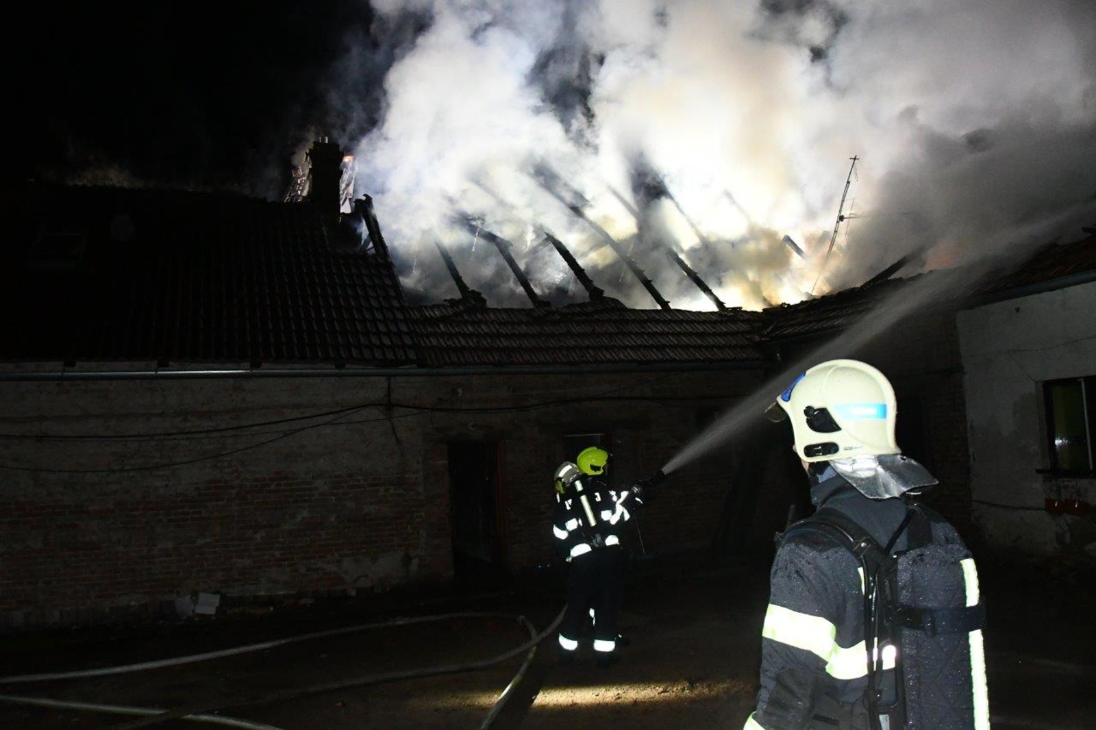 011-Požár rodinného domu v Českolipské ulici v Mělníku.jpg