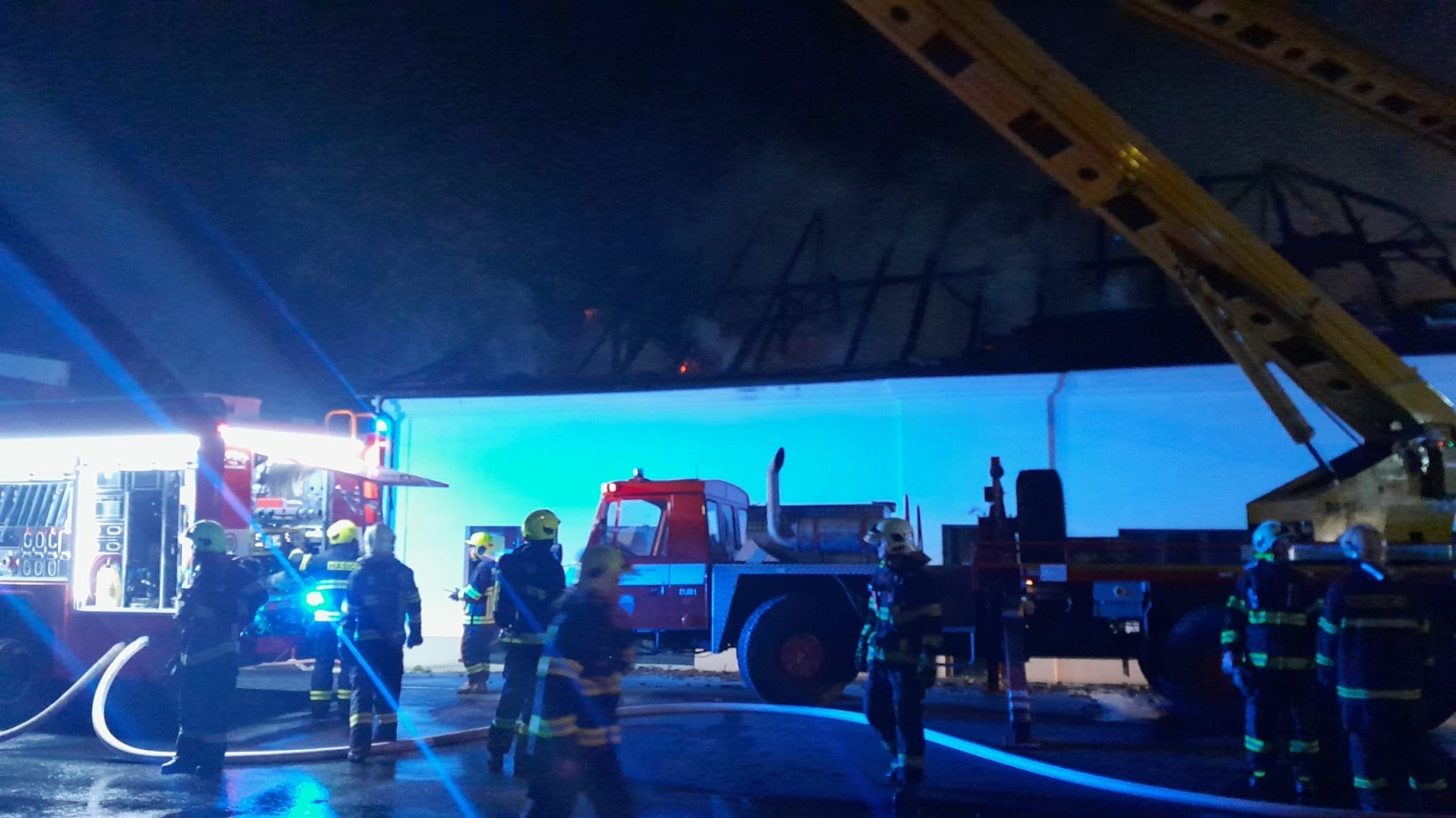 011-Požár ve firmě v obci Činěves na Nymbursku.jpeg