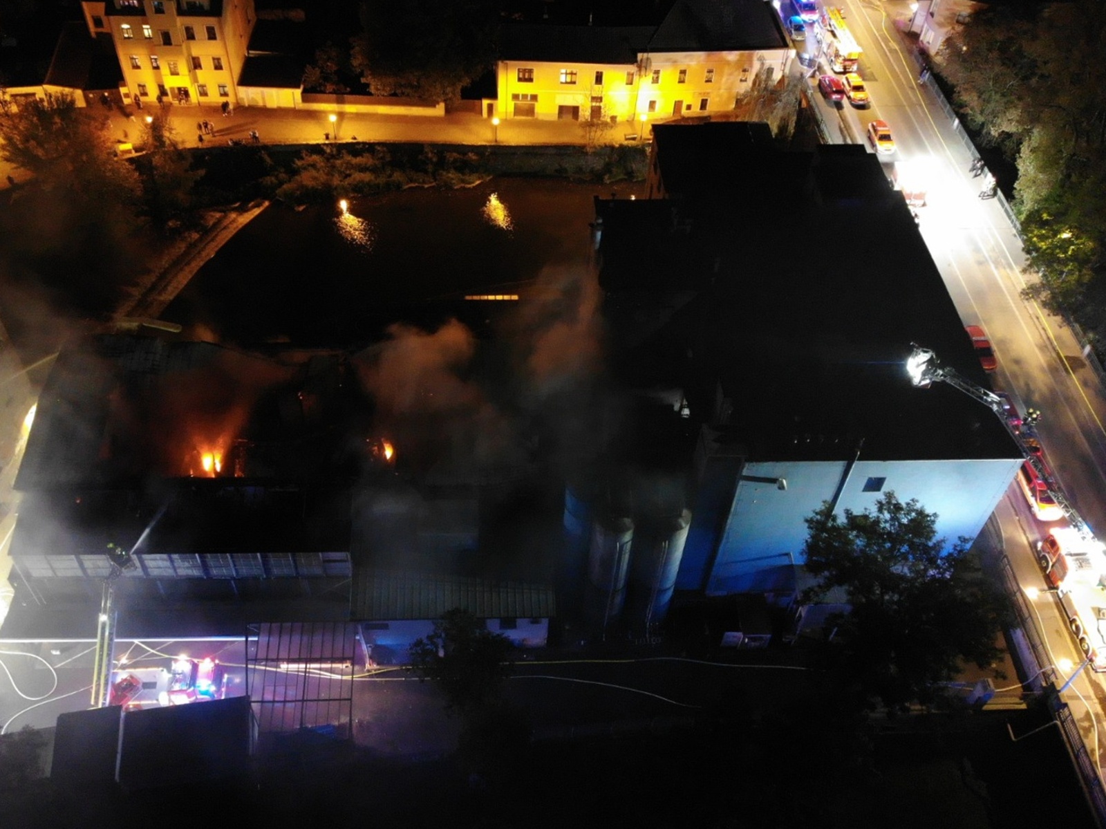 011-Rozsáhlý požár pekárny v Beouně likvidovaný ve třetím poplachovém stupni.jpeg