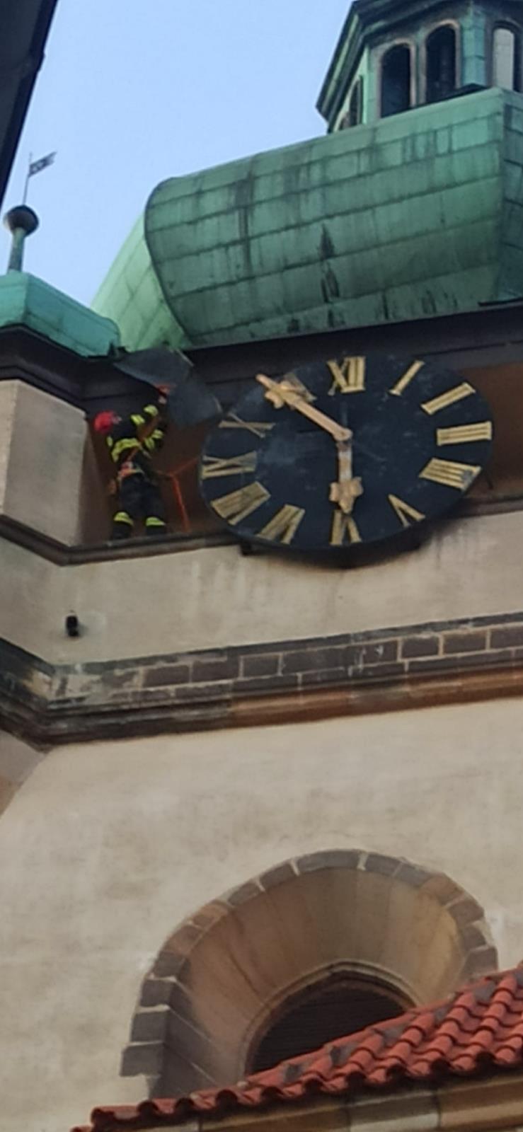 011 - zajišťování utržených plechů na střeše kostela.jpg
