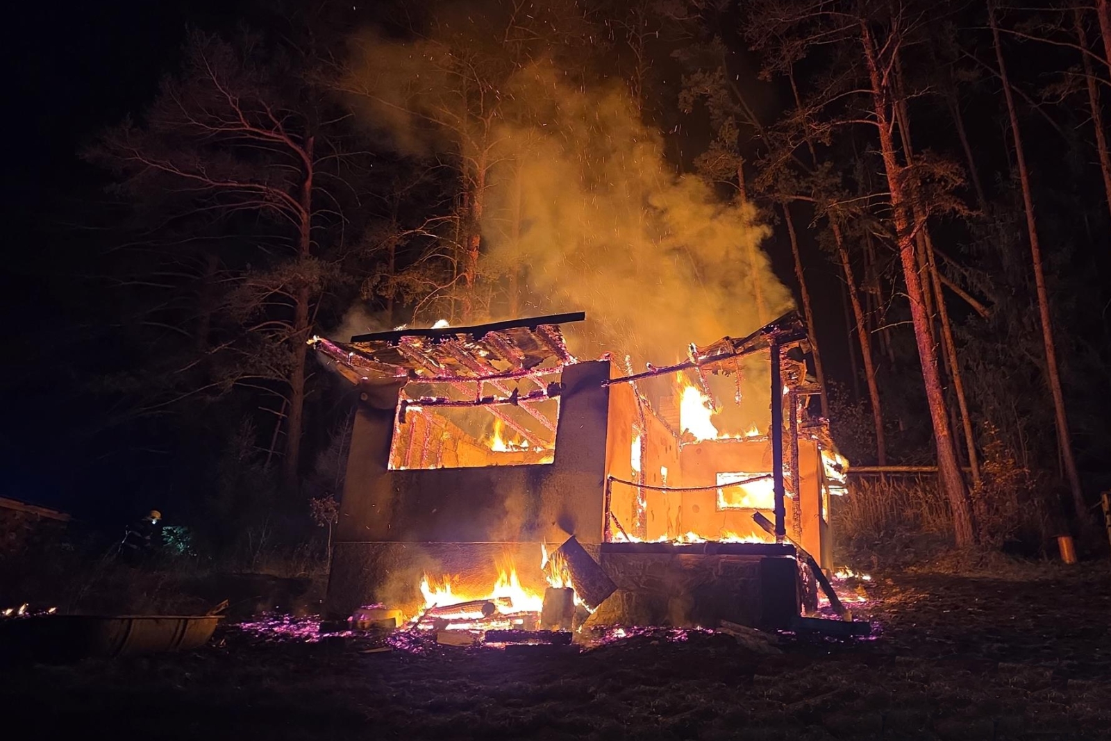 011125-Požár chaty uprostřed lesa na pravém břehu u Kamýka nad Vltavou na Příbramsku.jpg