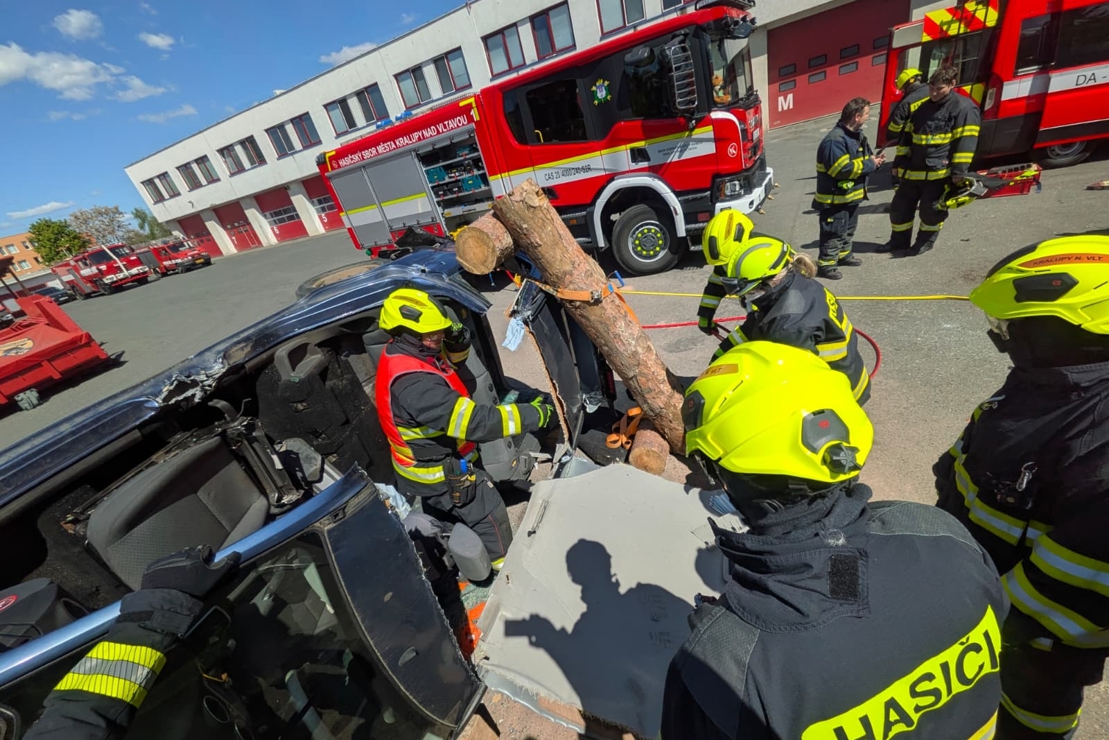 012-Odborná příprava jednotek SDH z Mělnicka zaměřená na dopravní nehody.jpg