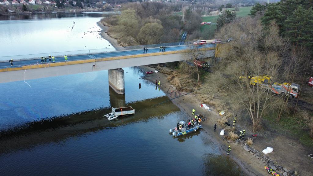 012-Pád nákladního vozidla z Vesteckého mostu do Vltavy.jpg