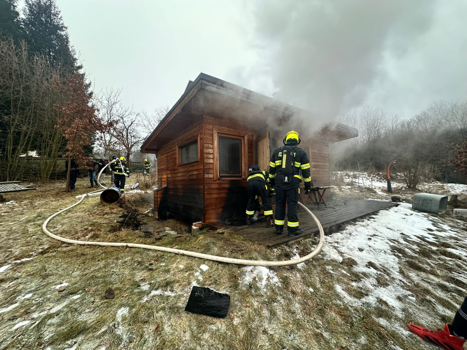 012-Požár dřevěné chaty v obci Kostelní Střimelice na Říčansku.jpeg