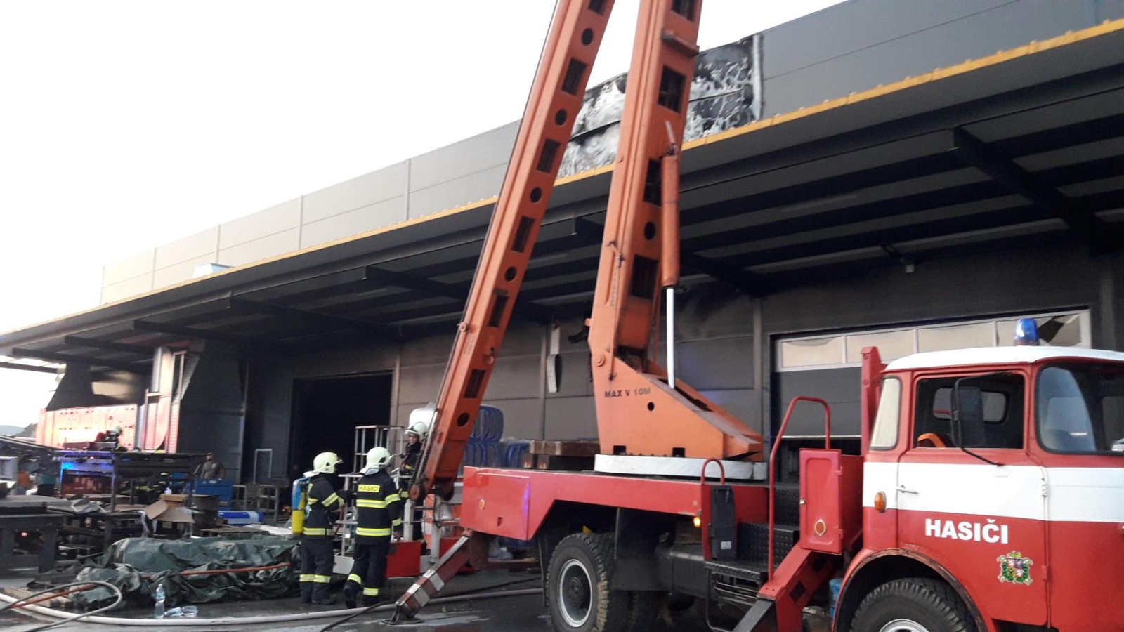012-Požár lakovny v Hořovicích.jpg