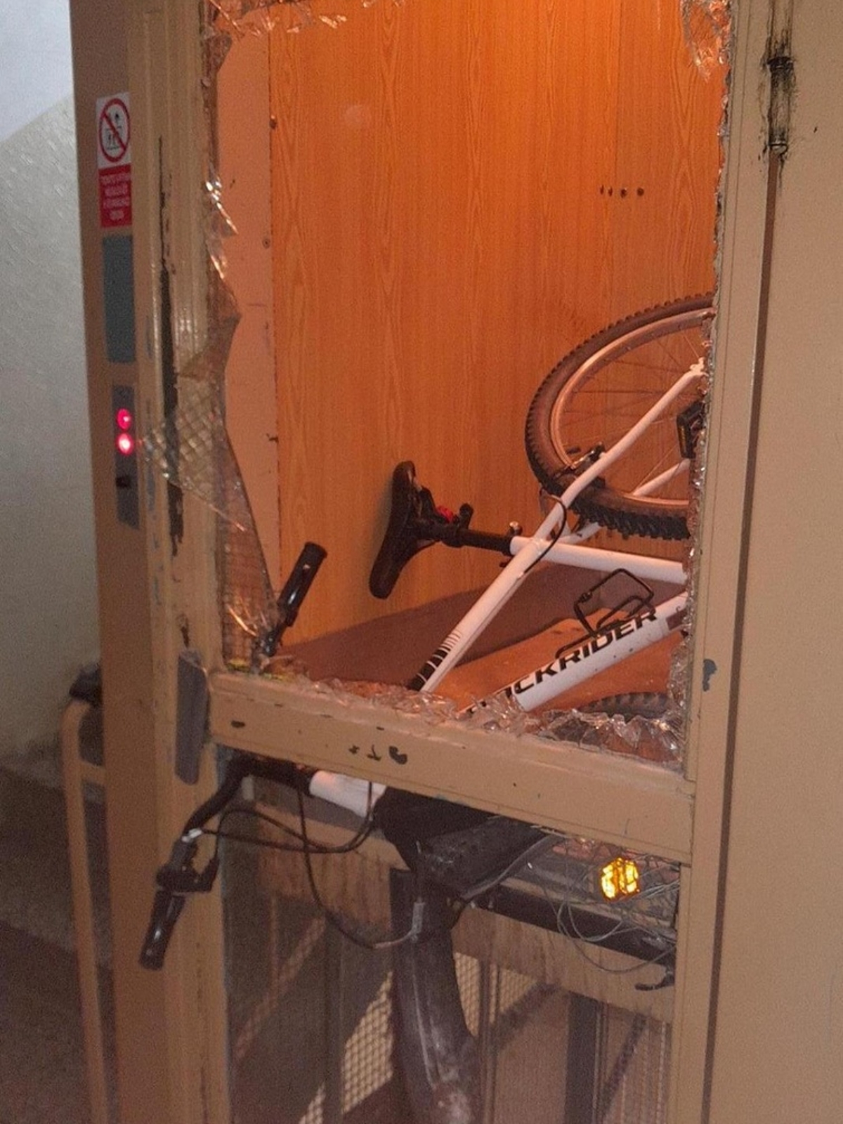 012-Záchrana chlapce s kolem z výtahu.jpg