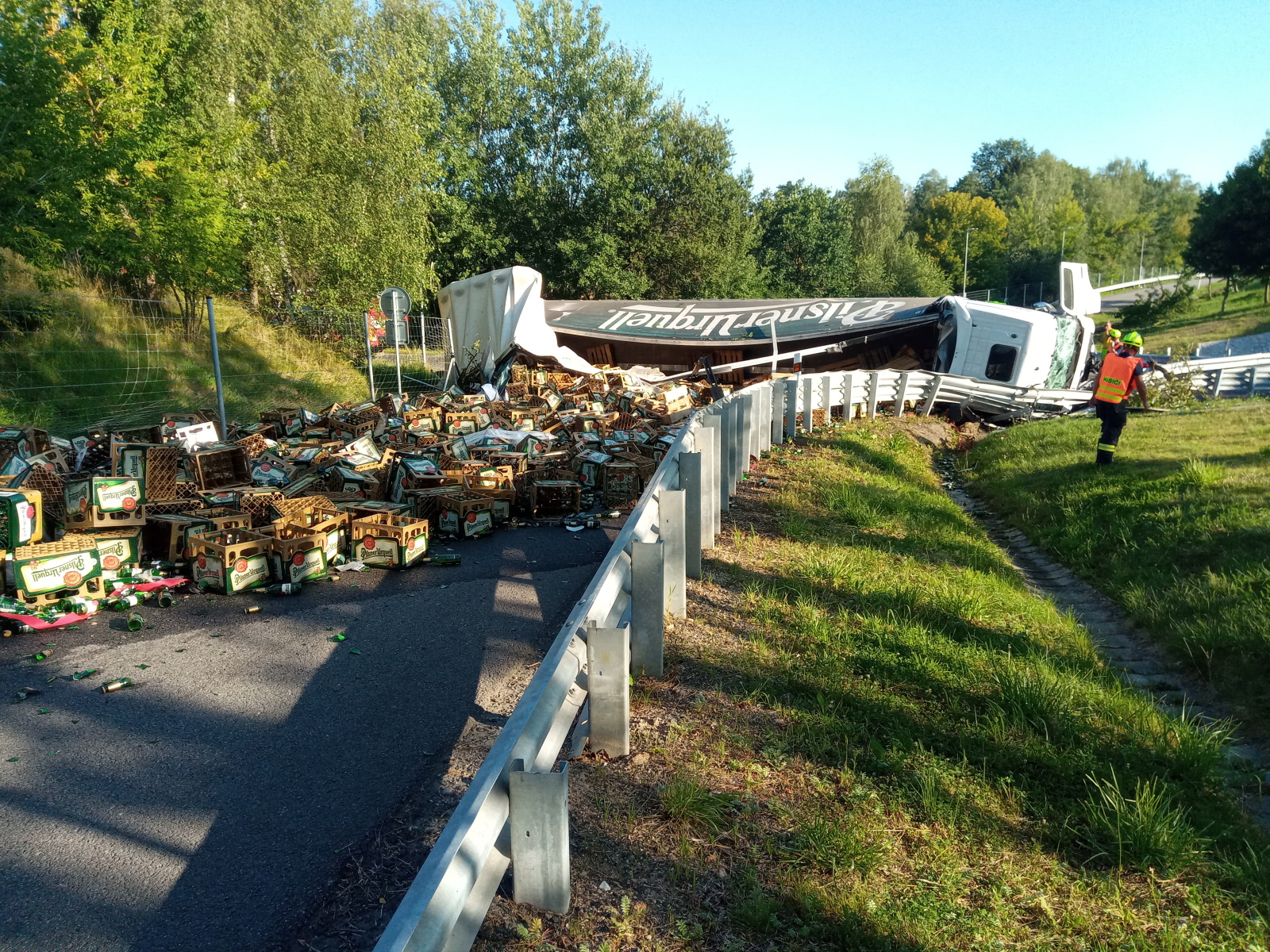 012-havárie kamionu s nákladem piva u Bernartic.jpg