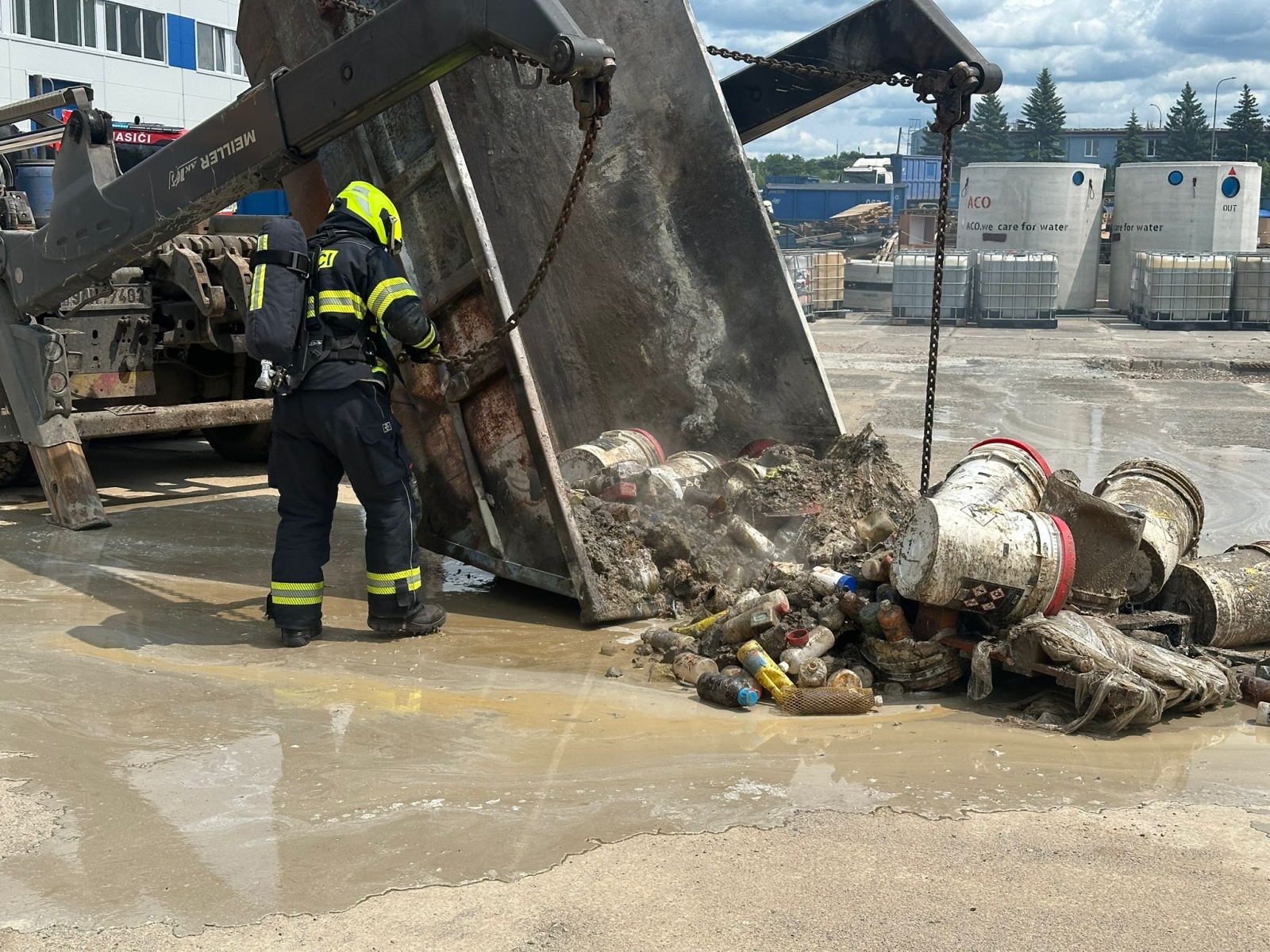 013-Likvidace požáru chemického odpadu v recyklační firmě na Říčansku.jpeg