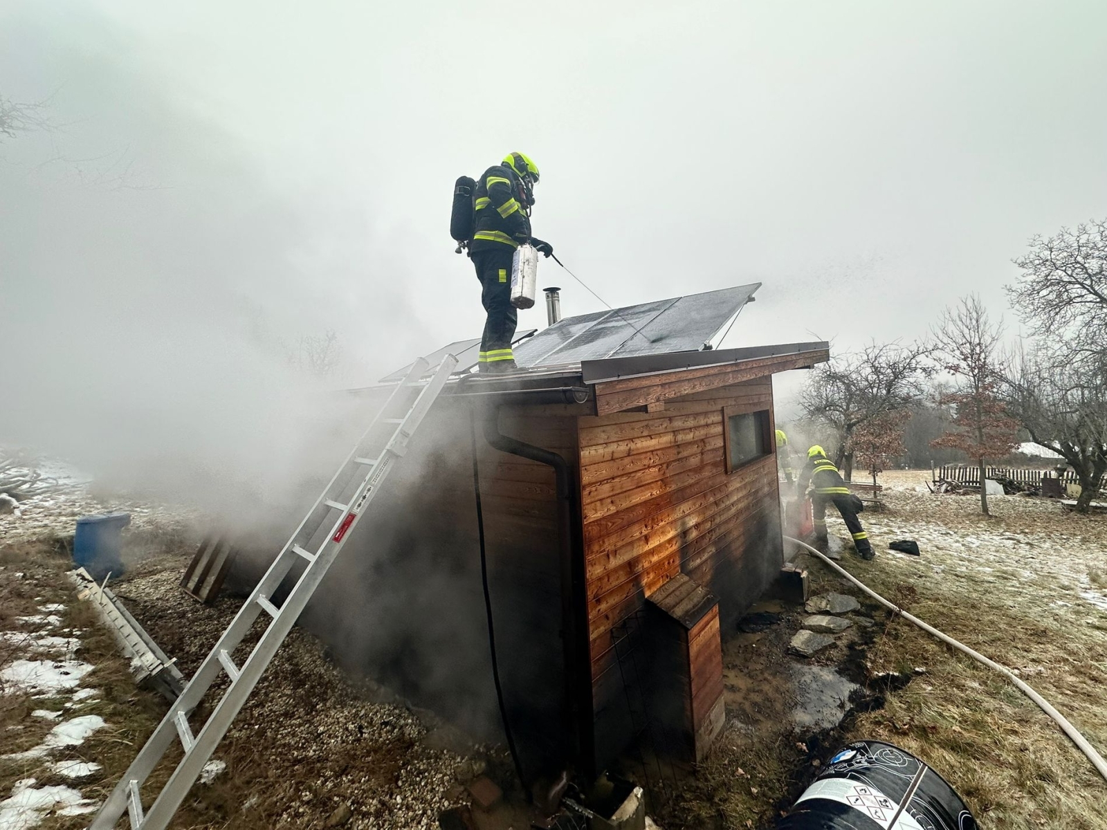 013-Požár dřevěné chaty v obci Kostelní Střimelice na Říčansku.jpeg