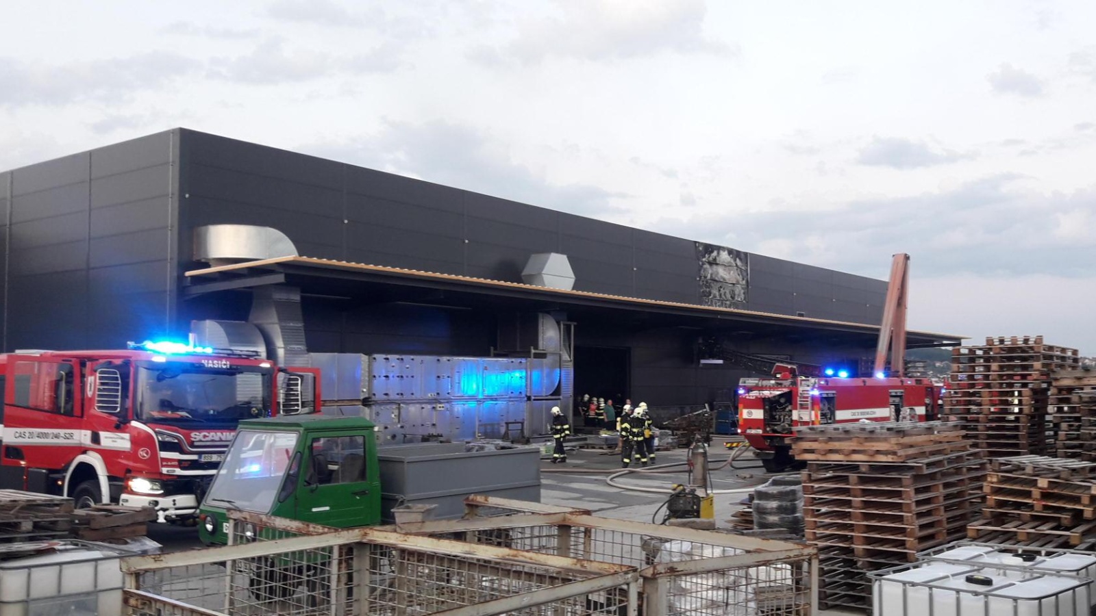 013-Požár lakovny v Hořovicích.jpg