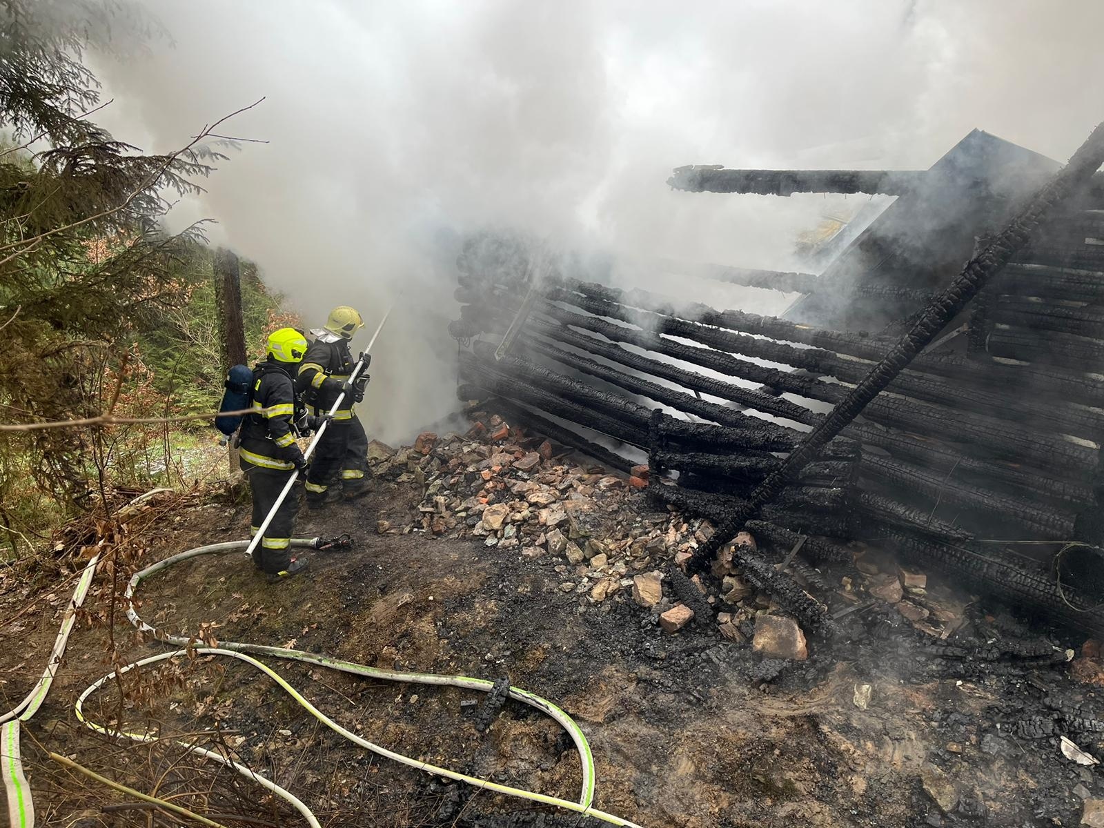 013-Požár roubené chaty v rekreační oblasti u obce Psáry nedaleko Prahy.jpg