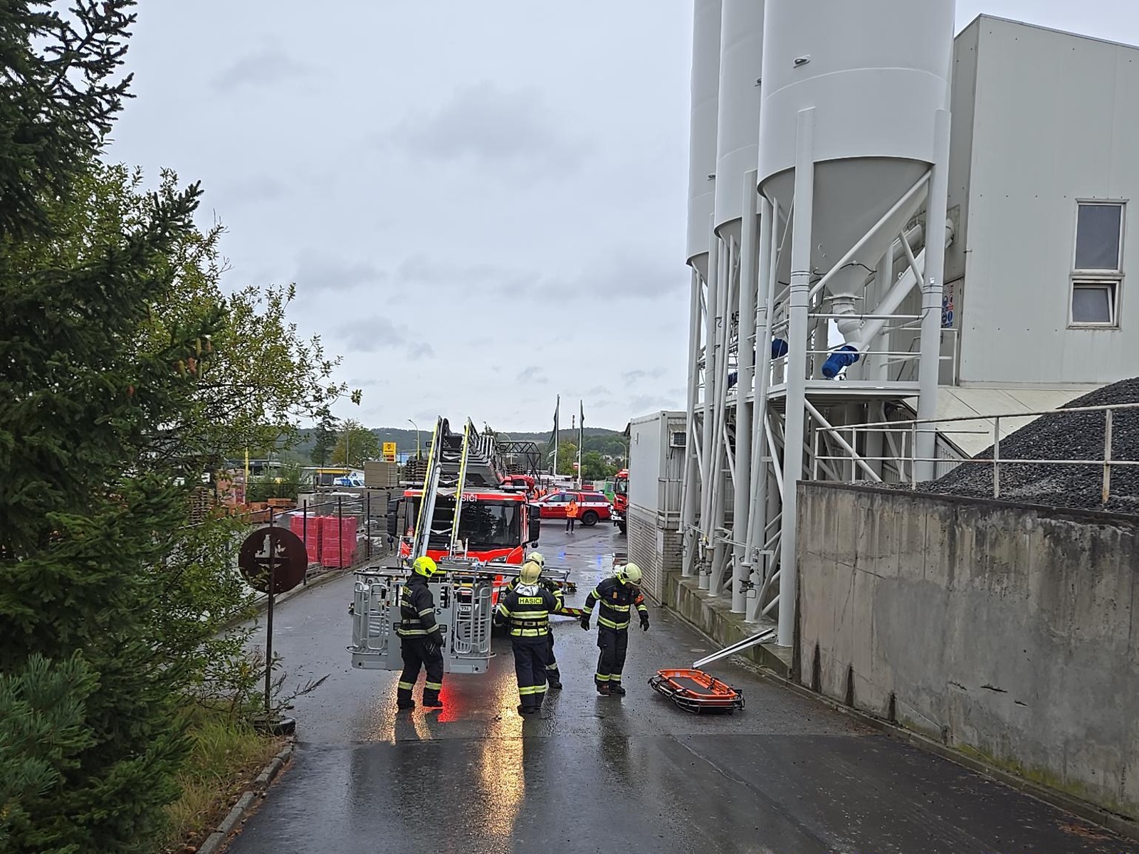 013-Prověřovací cvičení zaměřené na záchranu osoby z výšky v příbramské cementárně.jpg