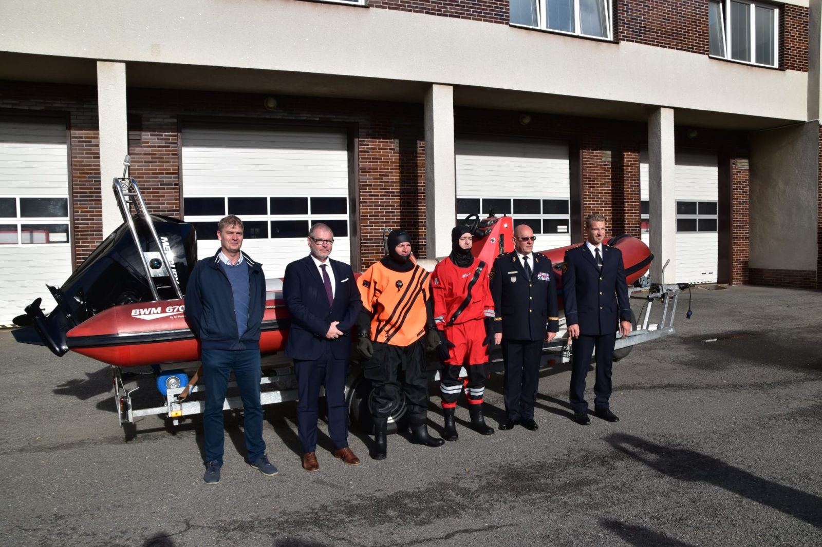 014-Nové suché obleky pro příbramské hasiče od Povodí Vltavy.jpeg